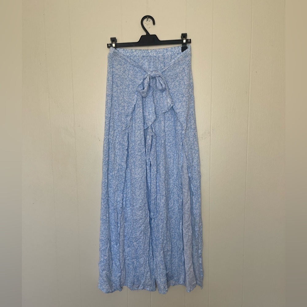 No Boundaries Blue and White Ditsy Floral Print Open Slit Pants - Women’s M